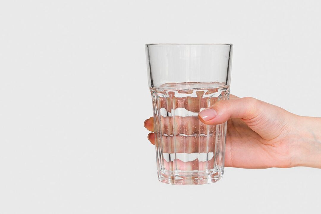 Een glas water met verdund poeder ZxcvbnmQwert